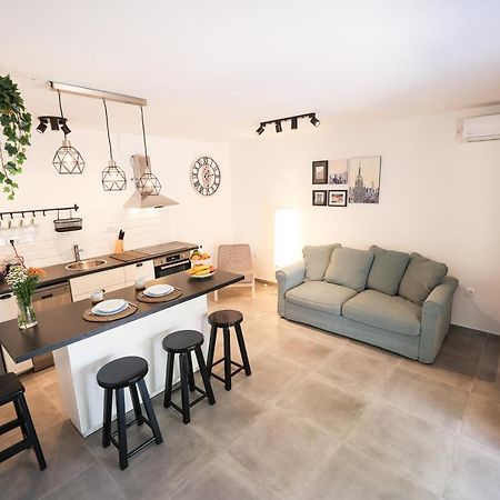 Old Road Apartment Вир Екстериор снимка